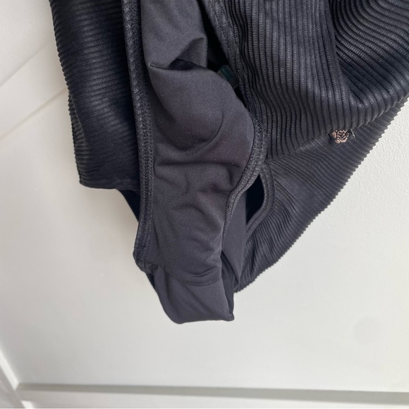 La Vie en Rose Plunge Textured V-neckline Black One Piece Swim  Size M - Picture 8 of 9